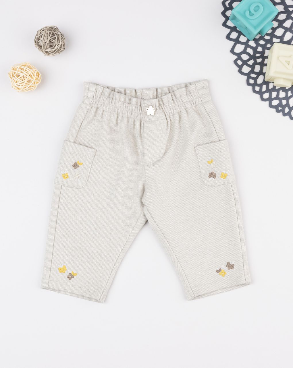 Pantalone bimba beige con tasche e ricami