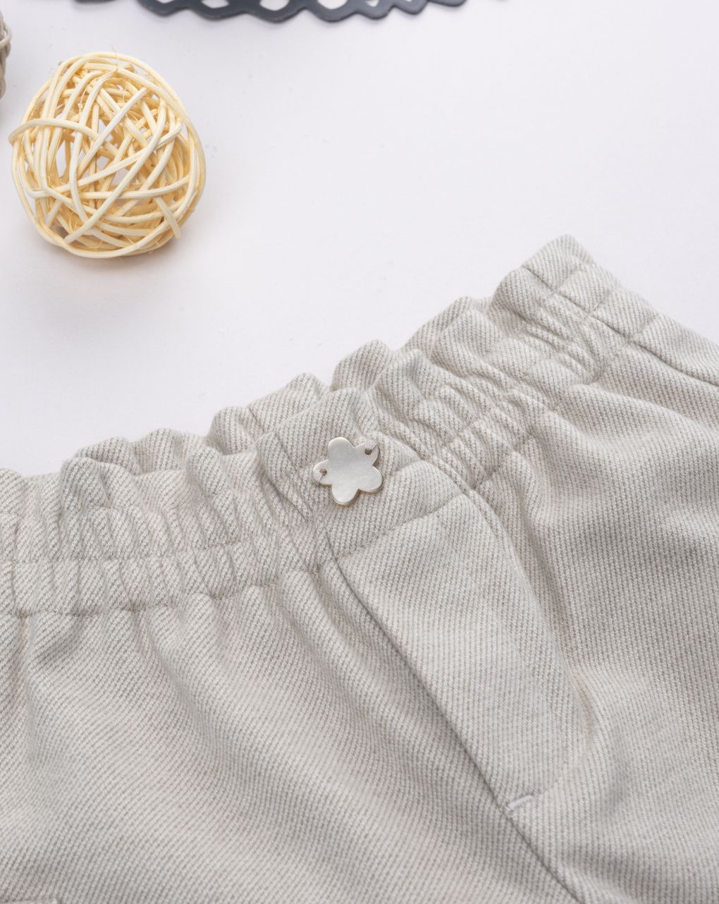Pantalone bimba beige con tasche e ricami