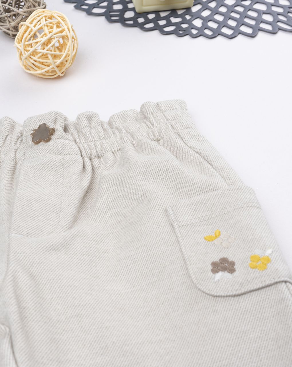 Pantalone bimba beige con tasche e ricami