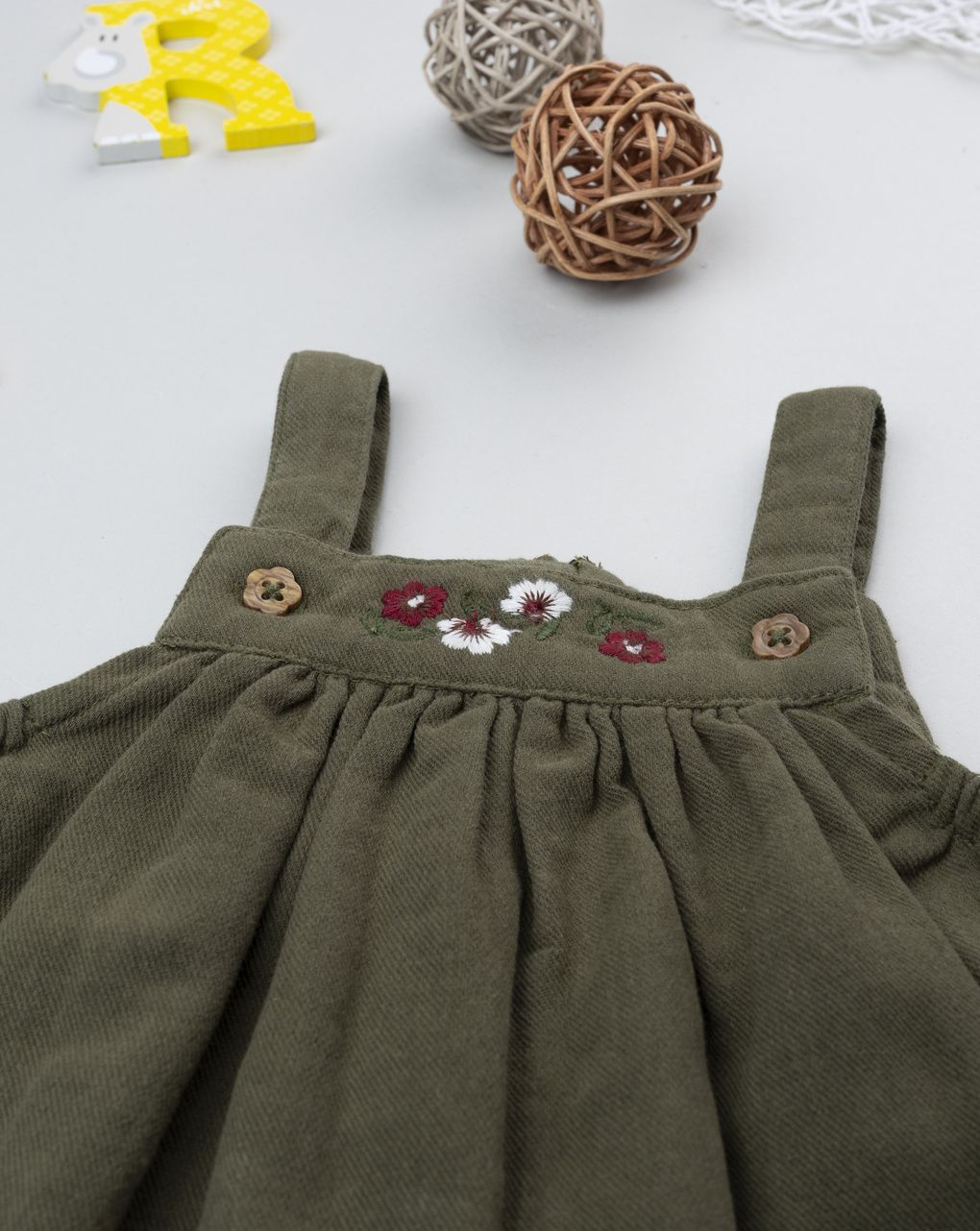 Scamiciato bimba verde con ricamo