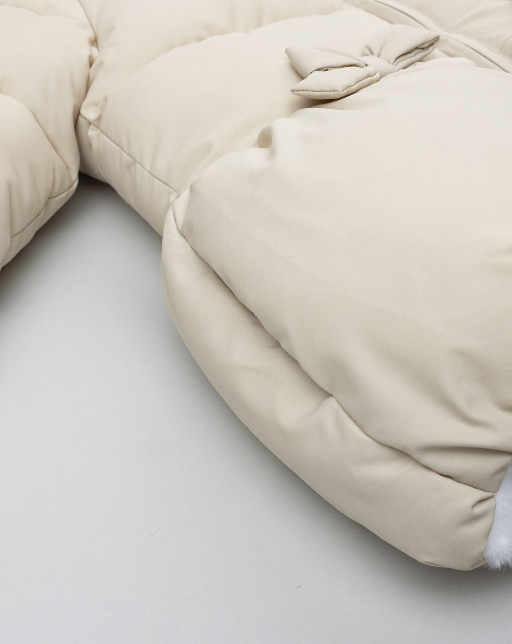 Giubbotto bimba beige con fiocchi