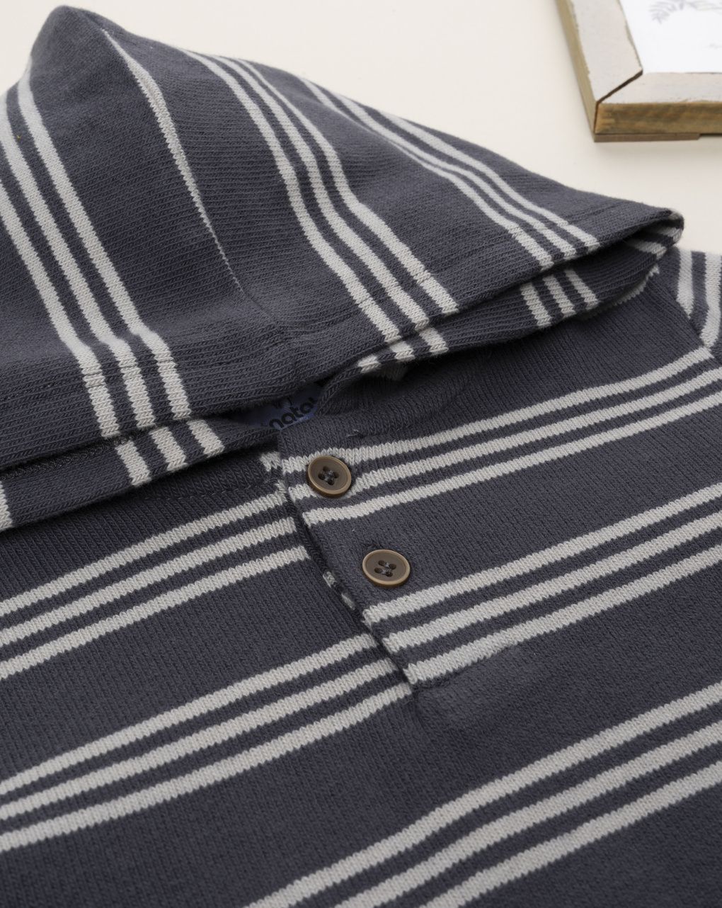 Maglia bimbo rigata grigio/beige con cappuccio