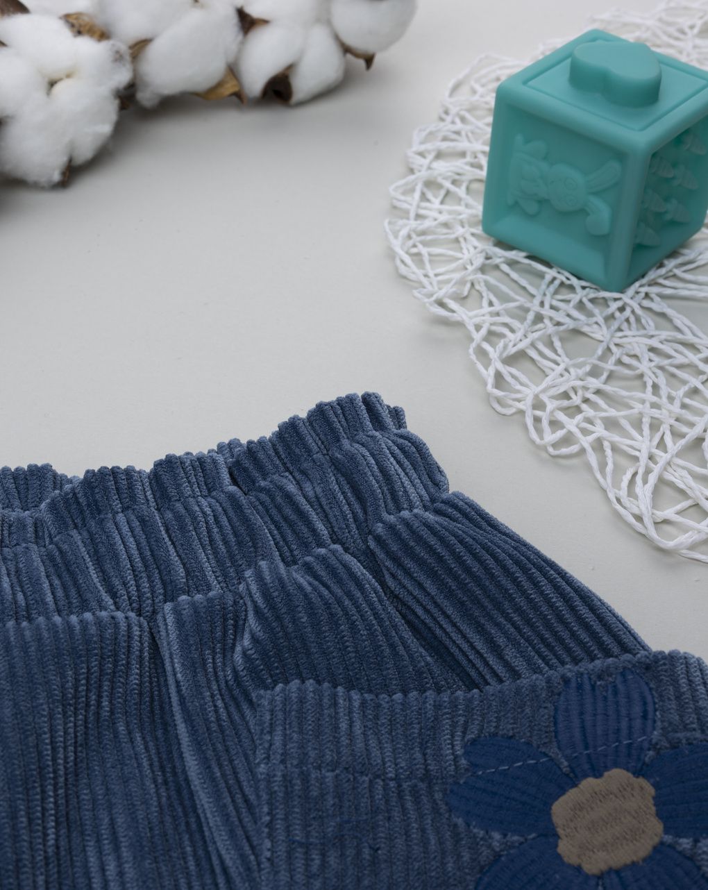 Shorts bimba blu con fiori