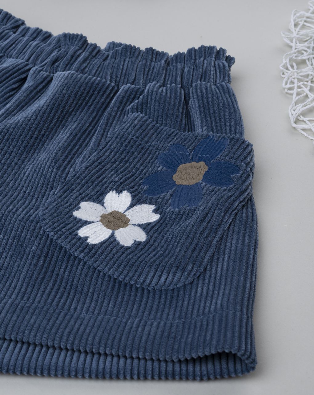 Shorts bimba blu con fiori
