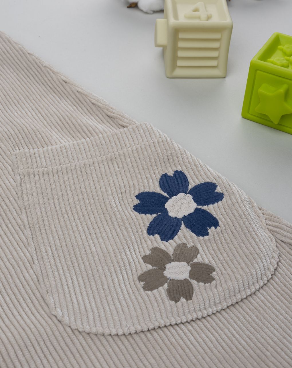 Salopette bimba beige con fiori