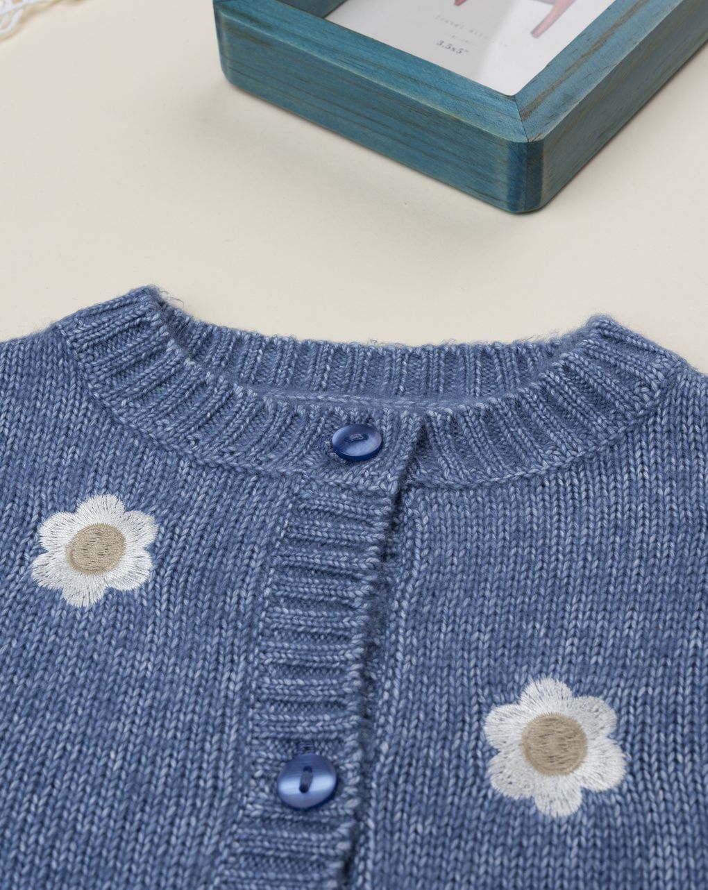 Cardigan bimba blu ricami fiori