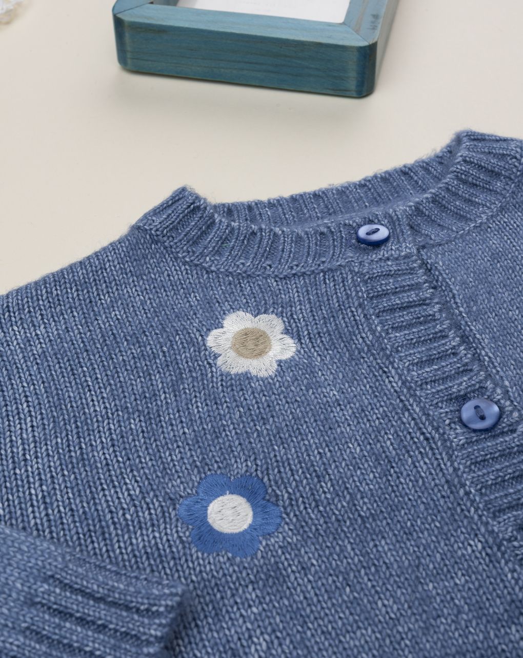 Cardigan bimba blu ricami fiori
