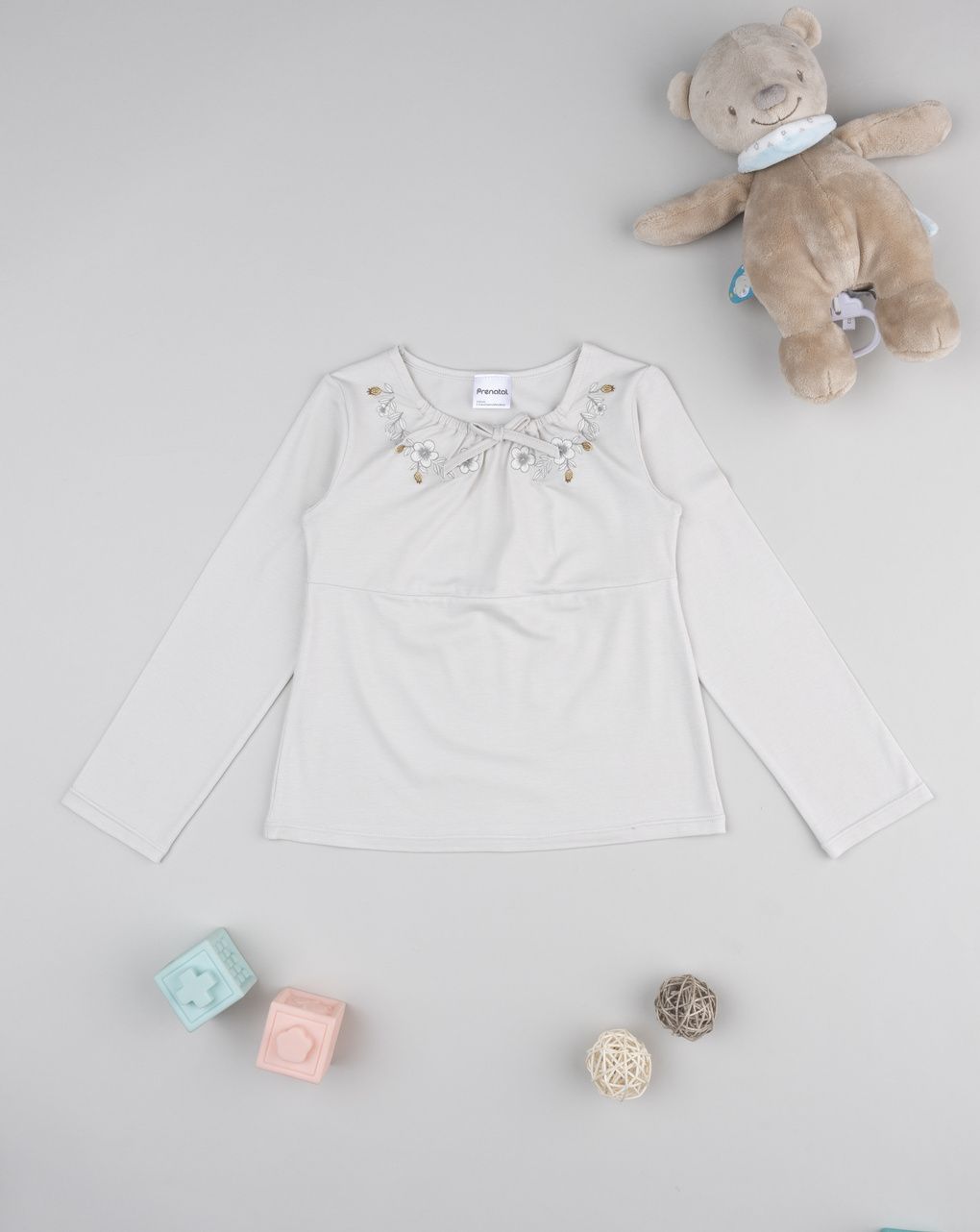 T-shirt beige bimba con collo ricamato