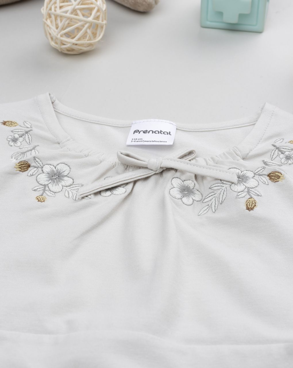 T-shirt beige bimba con collo ricamato