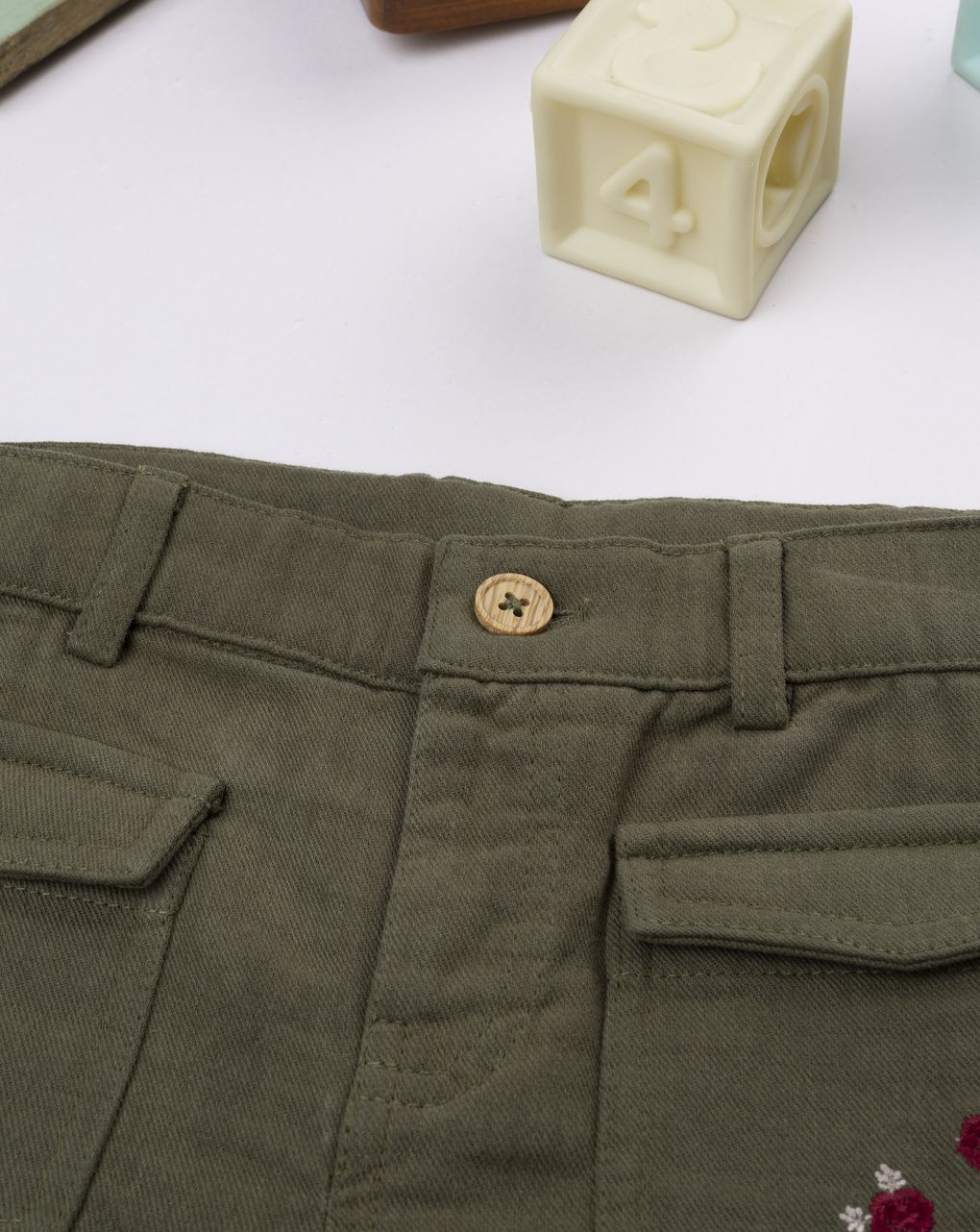 Pantalone bambina verde con ricamo