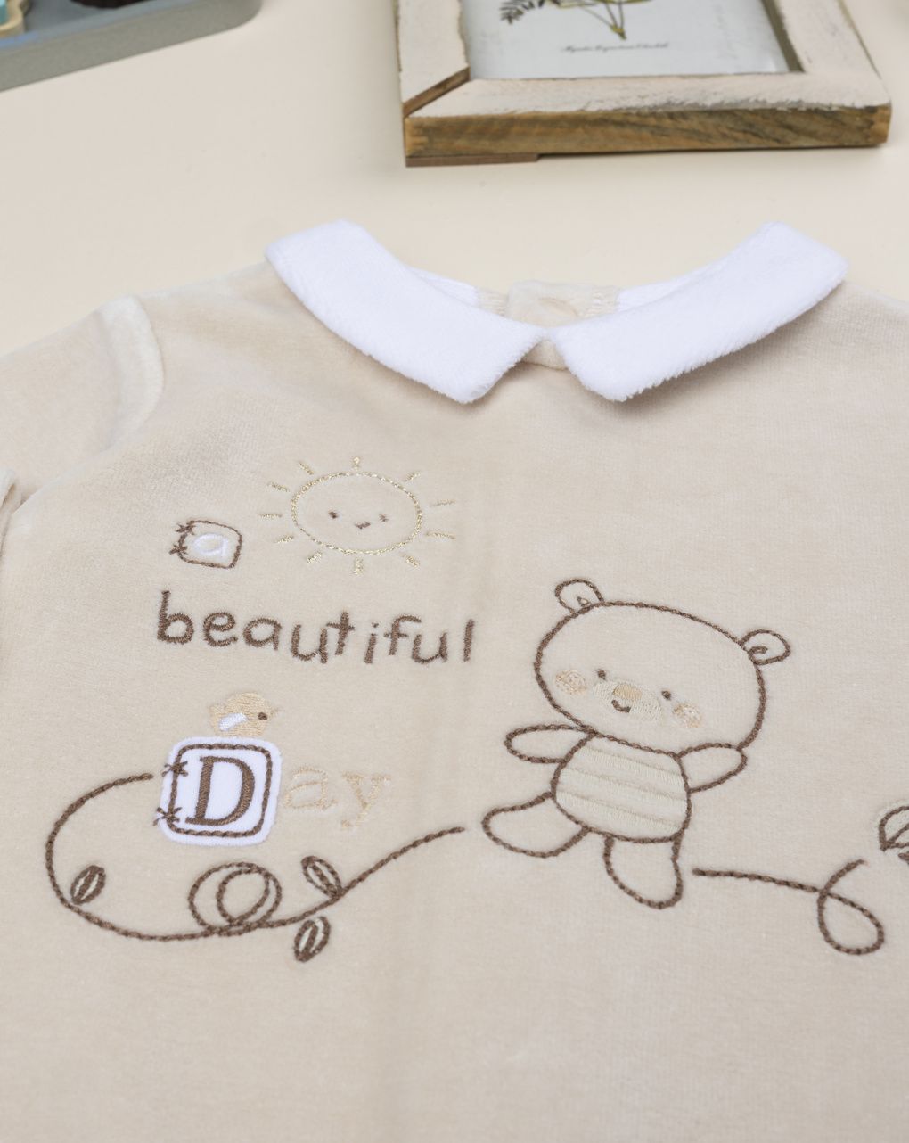 Tutina neonato beige con ricami