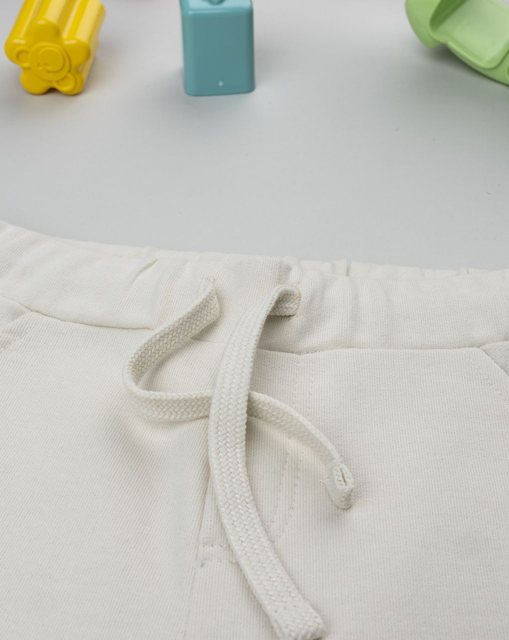 Pantalone bambino beige stampa rilievo