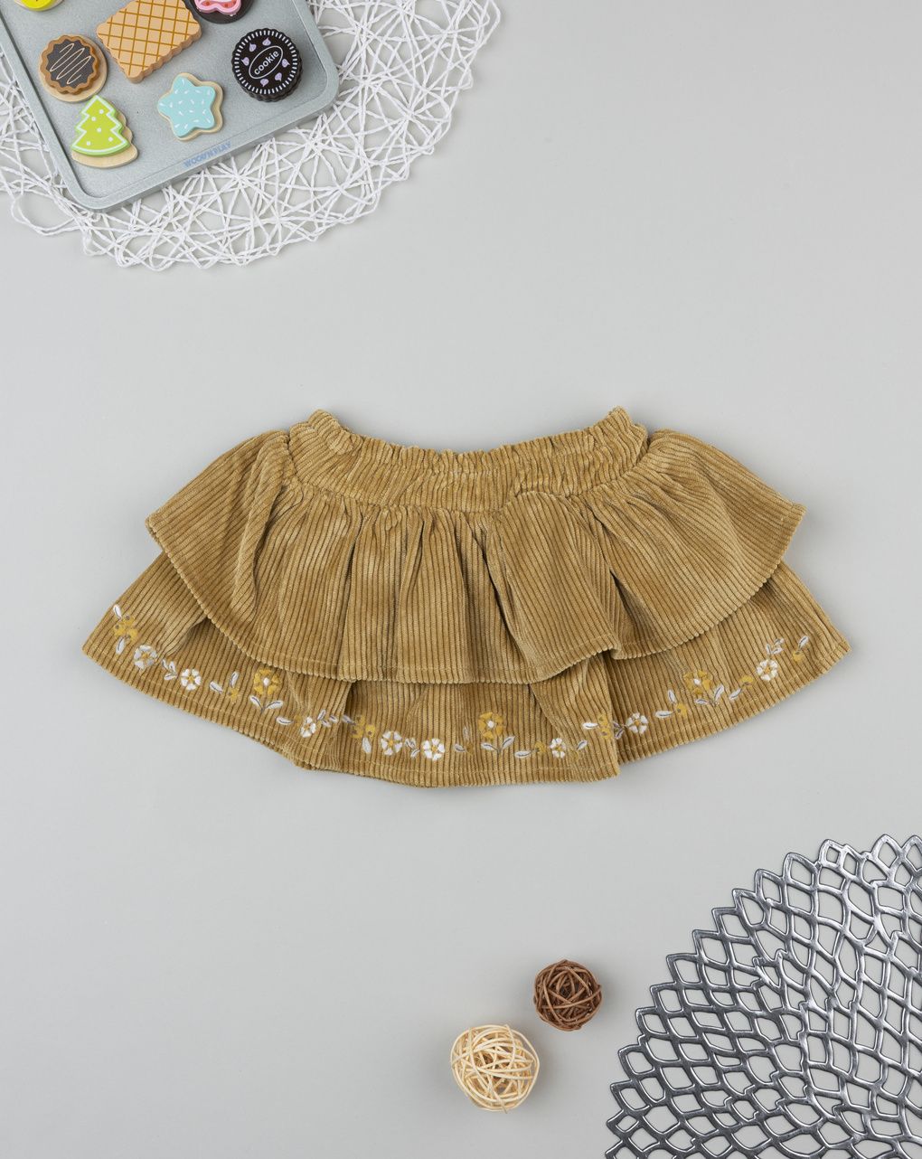 Gonna bimba in velluto marrone con ricami