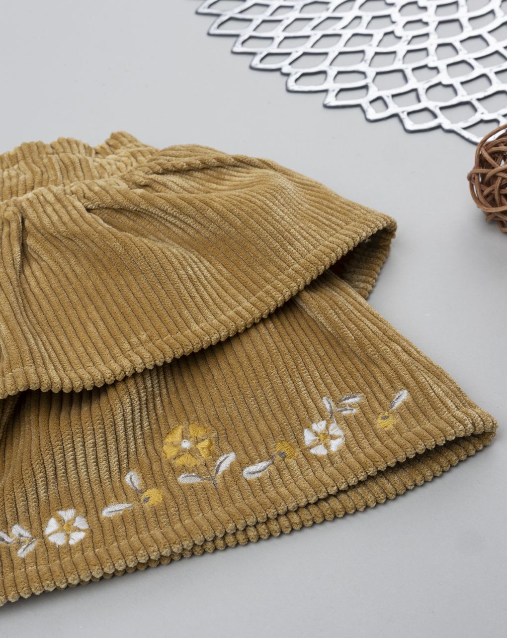 Gonna bimba in velluto marrone con ricami