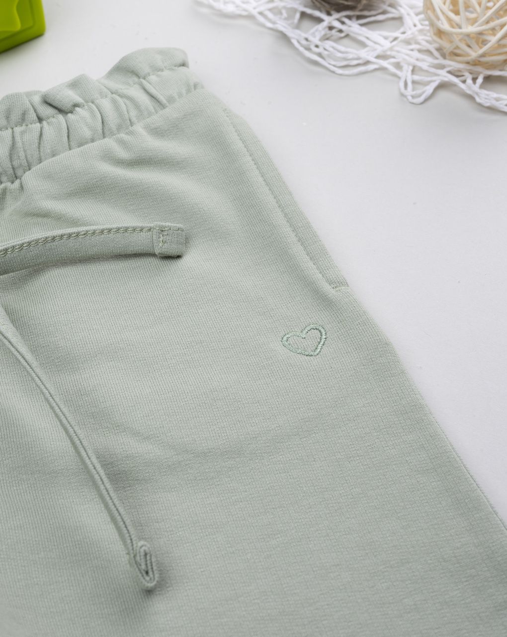 Pantalone bimba verde chiaro ricamo cuore