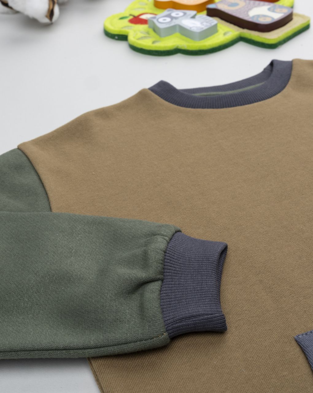 Felpa bimbo color block marrone