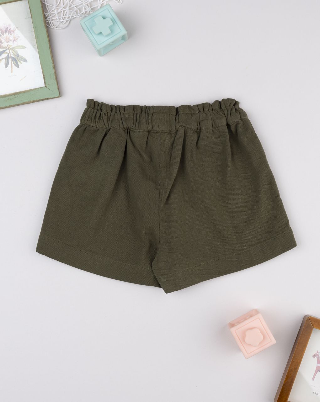 Shorts bimba verde con ricami