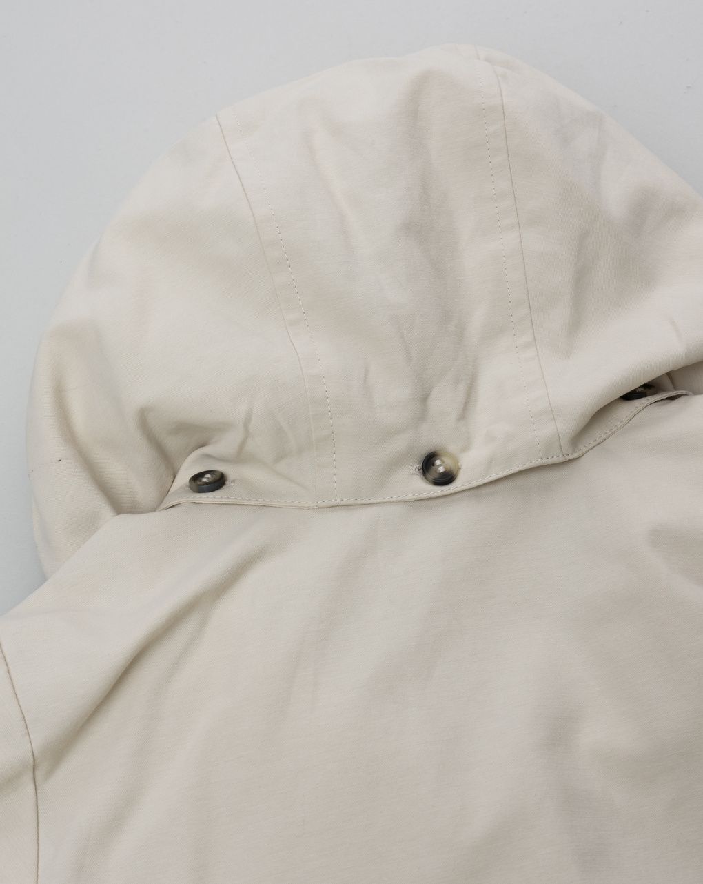 Trench bimba beige con cappuccio