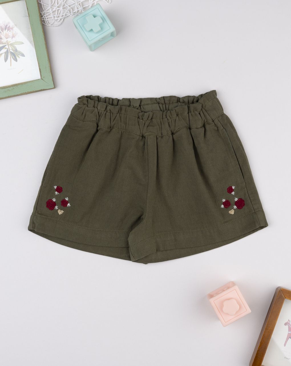 Shorts bimba verde con ricami