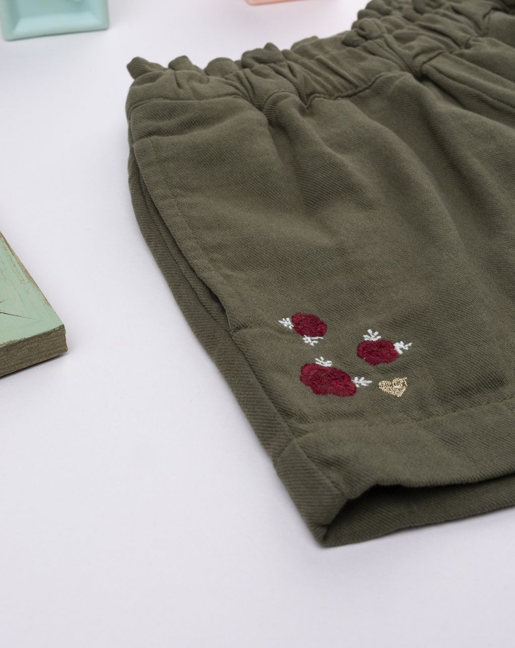 Shorts bimba verde con ricami