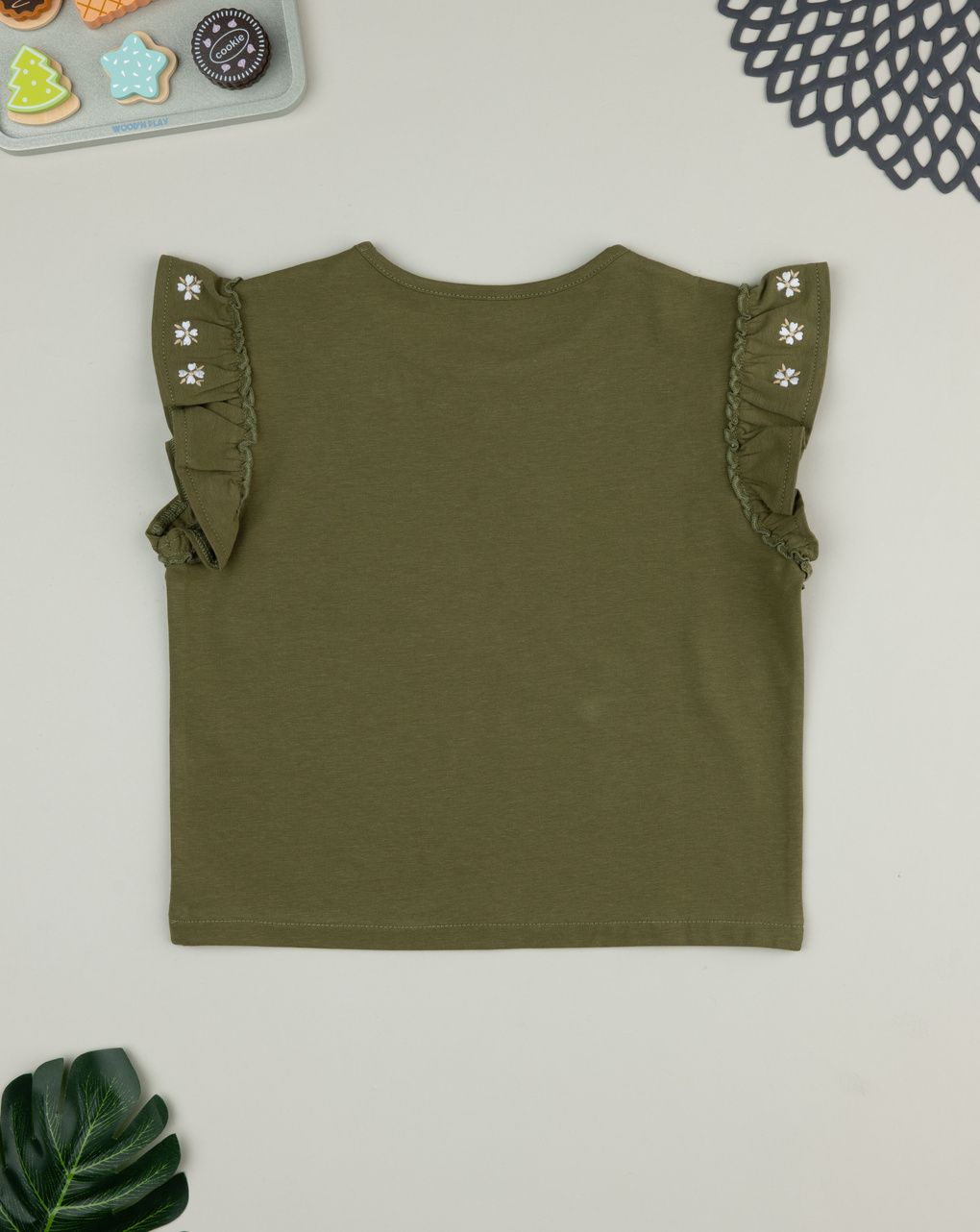 T-shirt verde bambina fiori ricamati