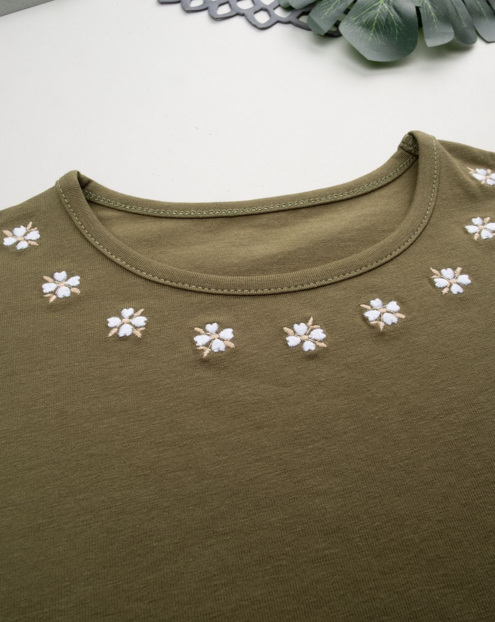 T-shirt verde bambina fiori ricamati