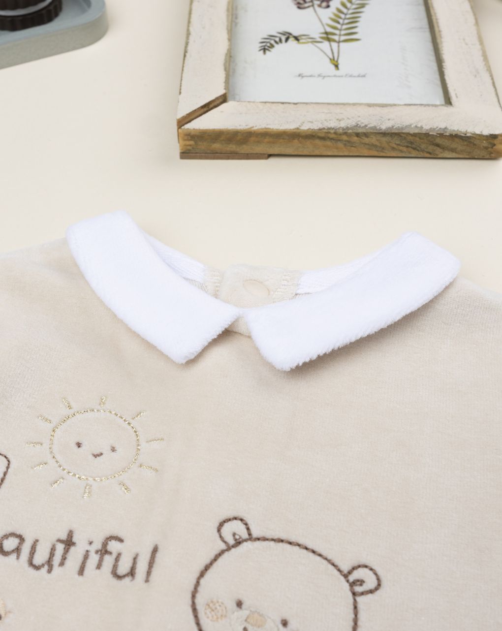 Tutina neonato beige con ricami