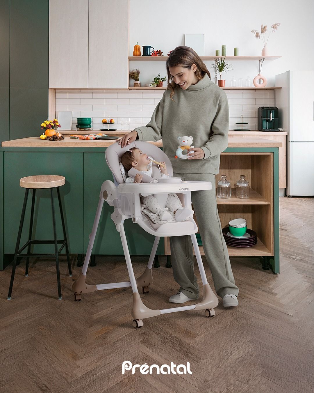 Sguardo birichino, cucchiaino in mano e outfit sup…