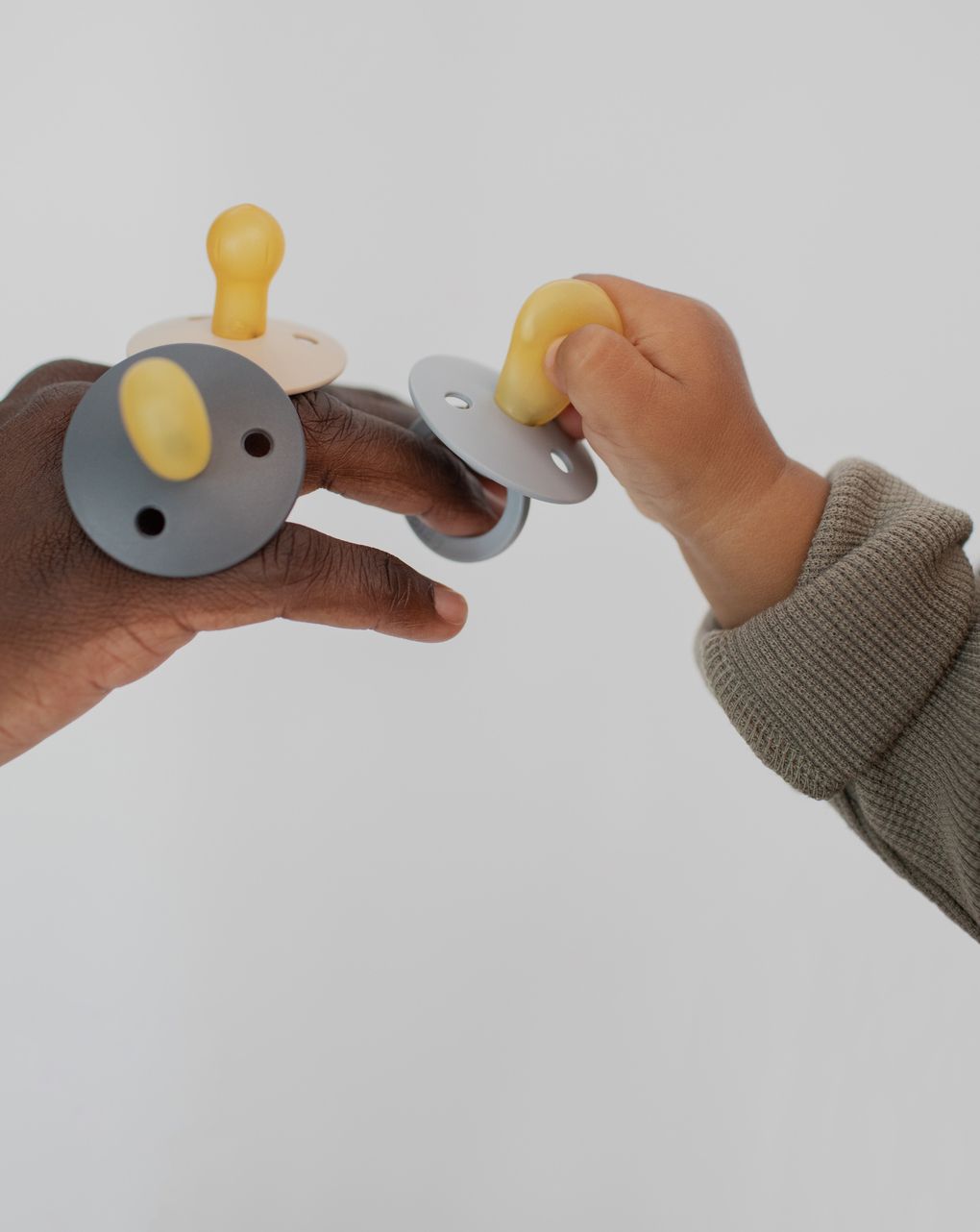 Set 2 ciucci tettarella anatomica in gomma naturale 6/18 mesi - colore vaniglia e cloud - bibs