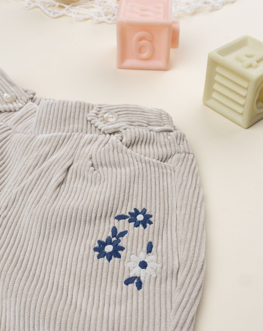 Pantaloni coste beige bimba con ricamo