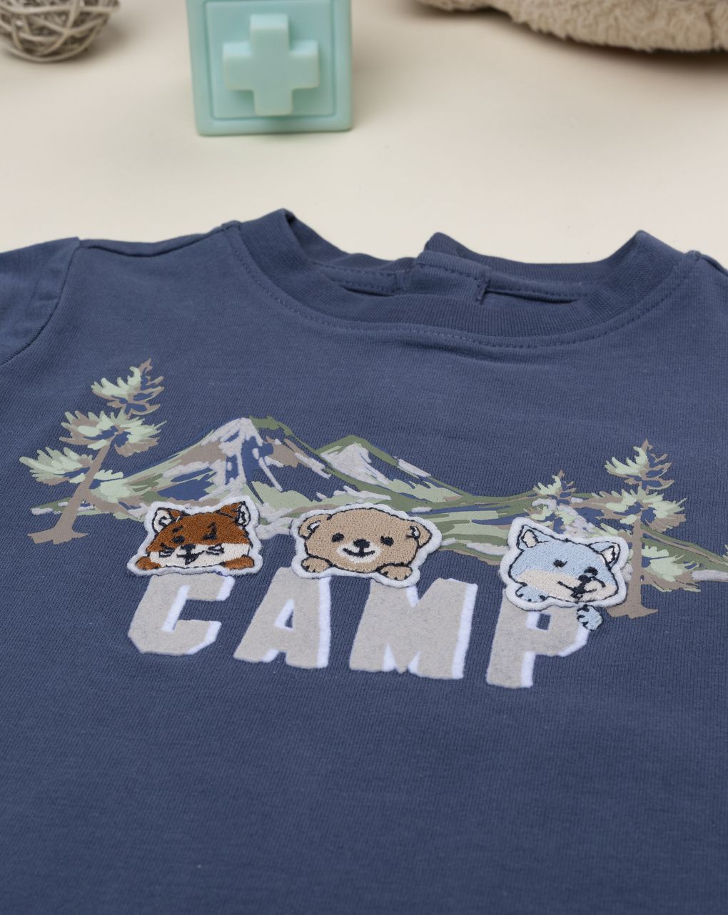 T-shirt bimbo blu stampa "camp"