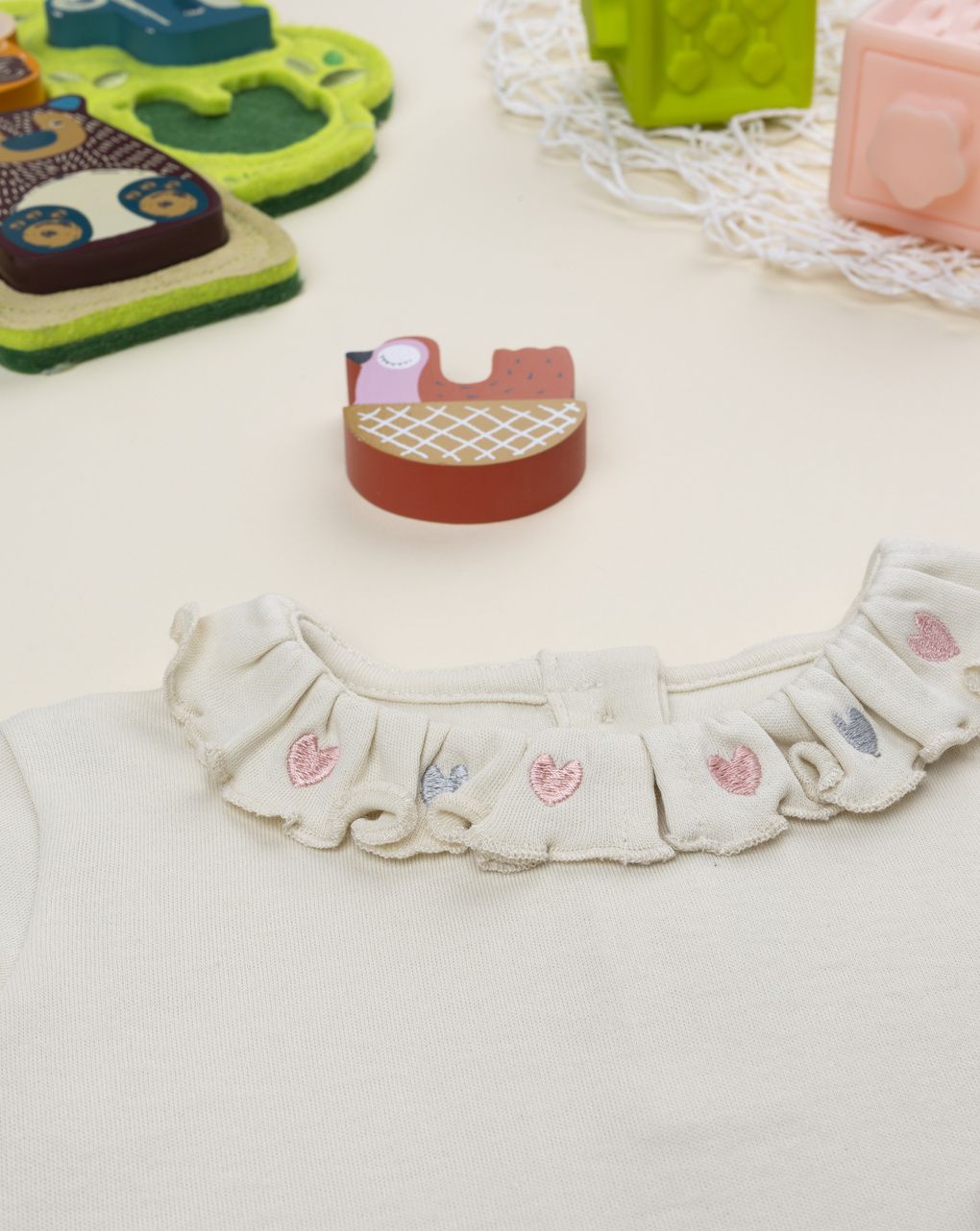 T-shirt bimba panna ricami girocollo