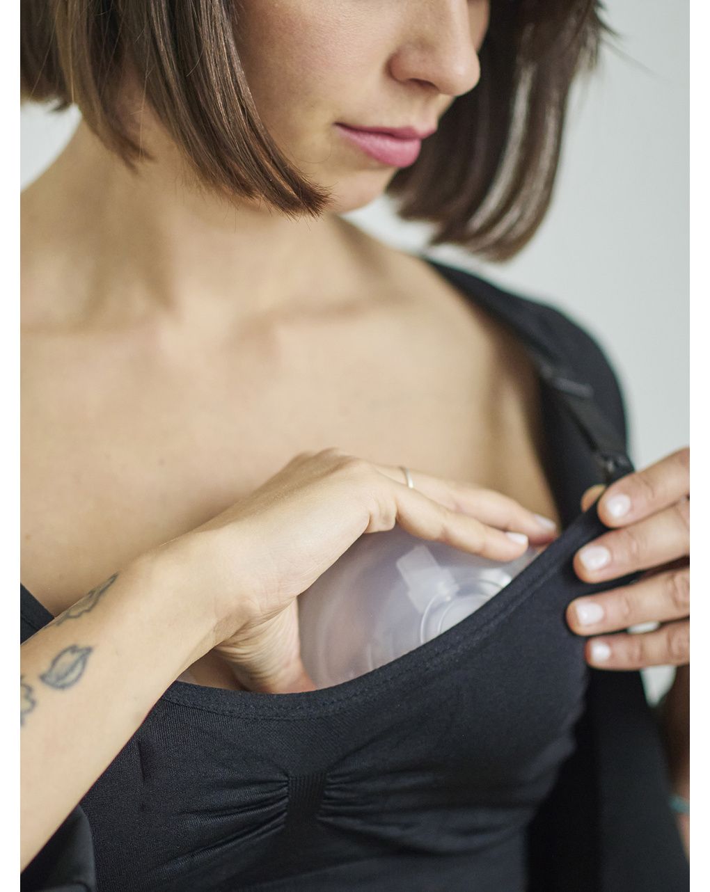 Tiralatte elettrico indossabile singolo a 3 fasi materno smart wear 1287w - nuvita