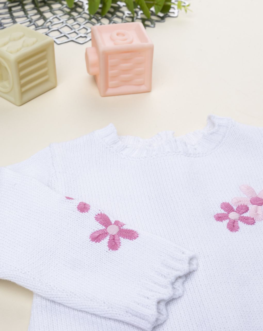 Tutina tricot bimba bianca con fiori ricamati