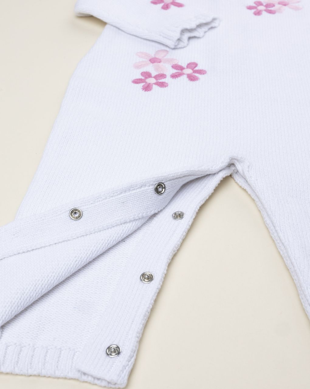 Tutina tricot bimba bianca con fiori ricamati