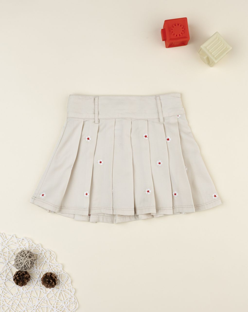 Gonna bimba beige pliesset con ricami