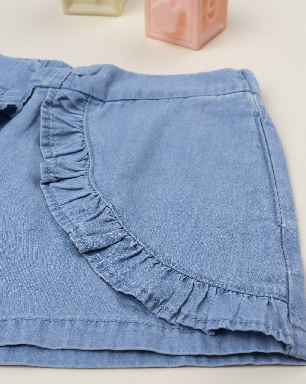 Shorts bimba chambray con frill