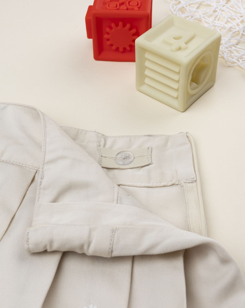 Gonna bimba beige pliesset con ricami