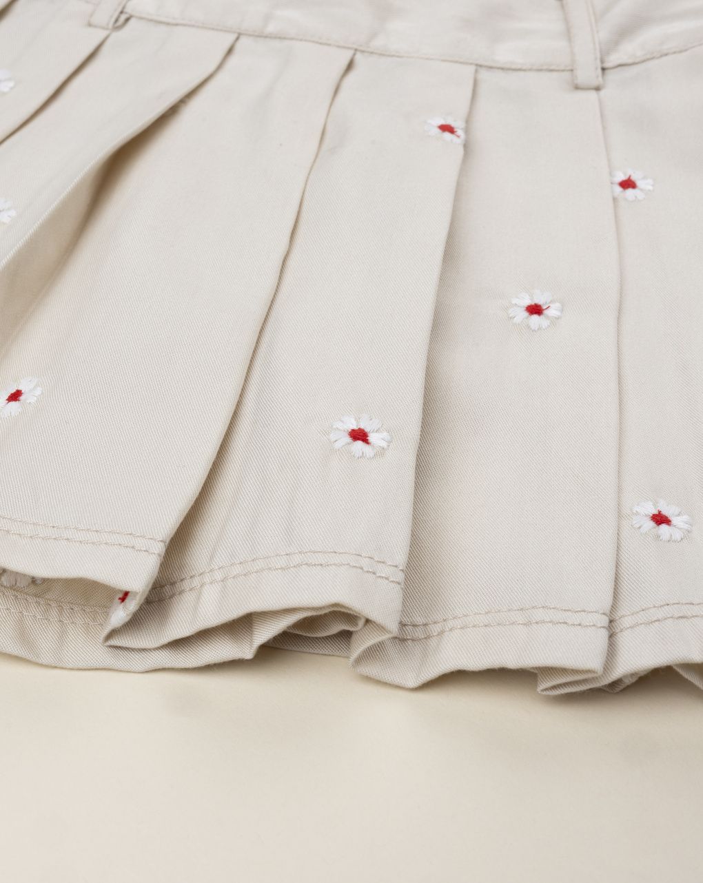 Gonna bimba beige pliesset con ricami