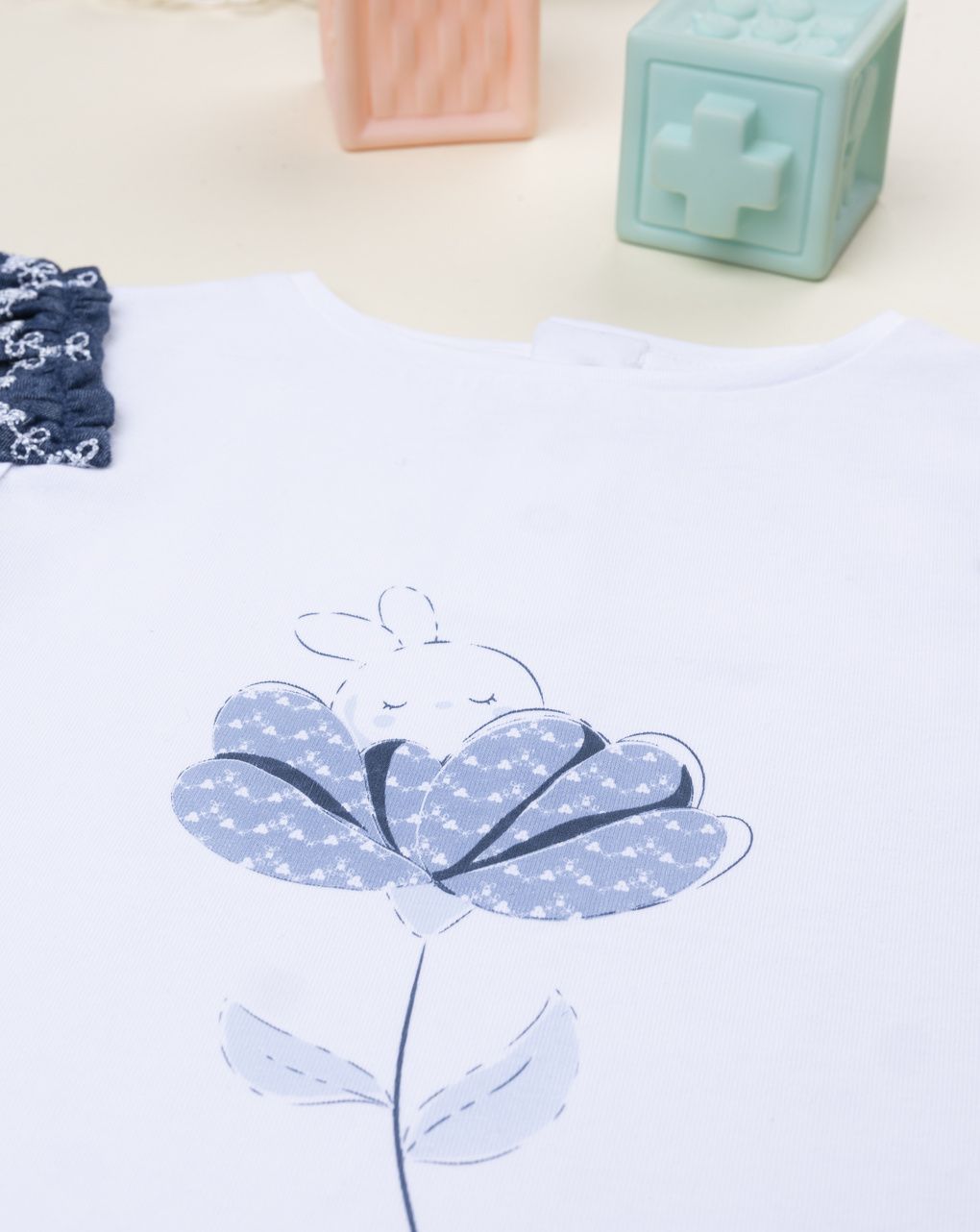 T-shirt bimba bianca/blu fiore