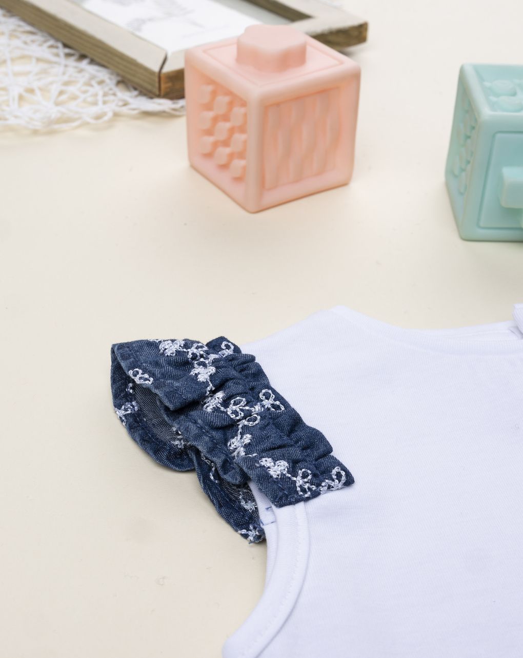 T-shirt bimba bianca/blu fiore