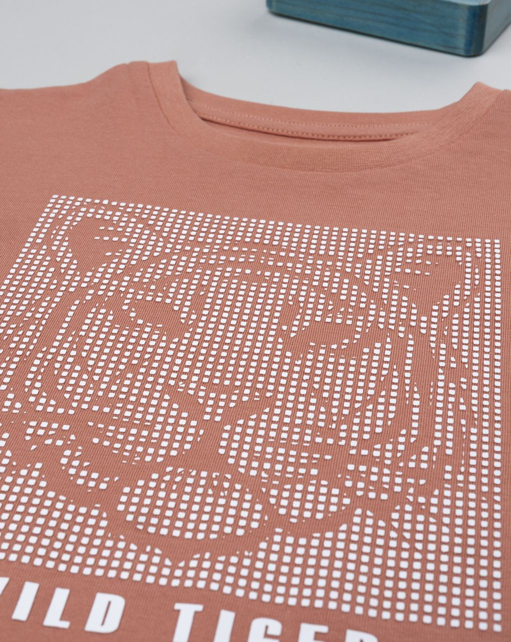 T-shirt bimbo arancione stampata