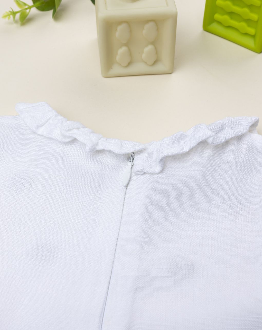 Abito lino bimba beige con ricami