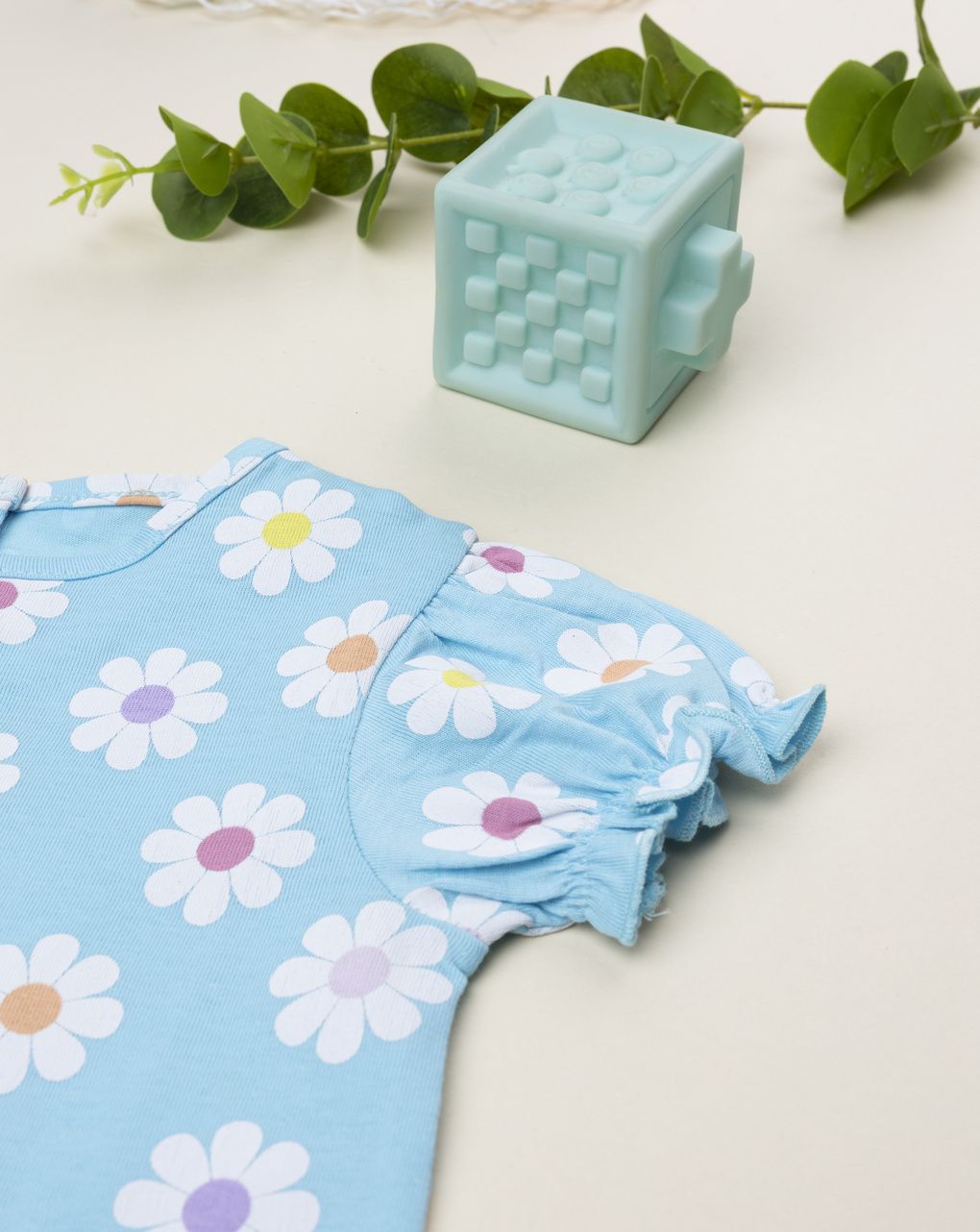 T-shirt azzurra bimba margherite