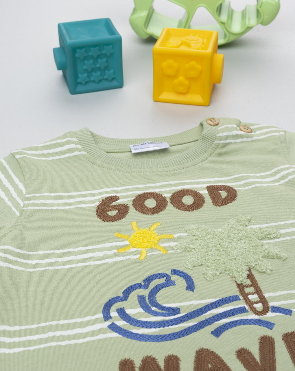 T-shirt verde rigata "good wave"