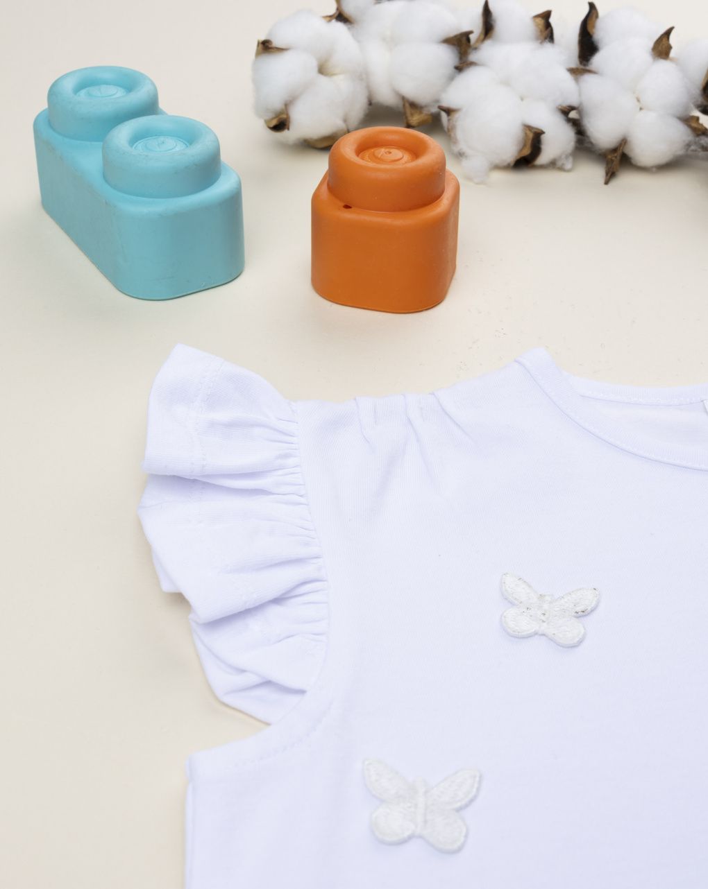 T-shirt bambina bianca con farfalle applicate