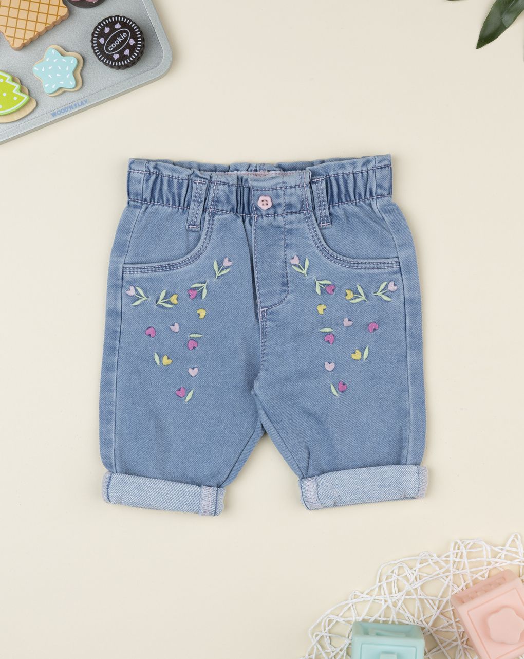 Jeans neonata con ricamo