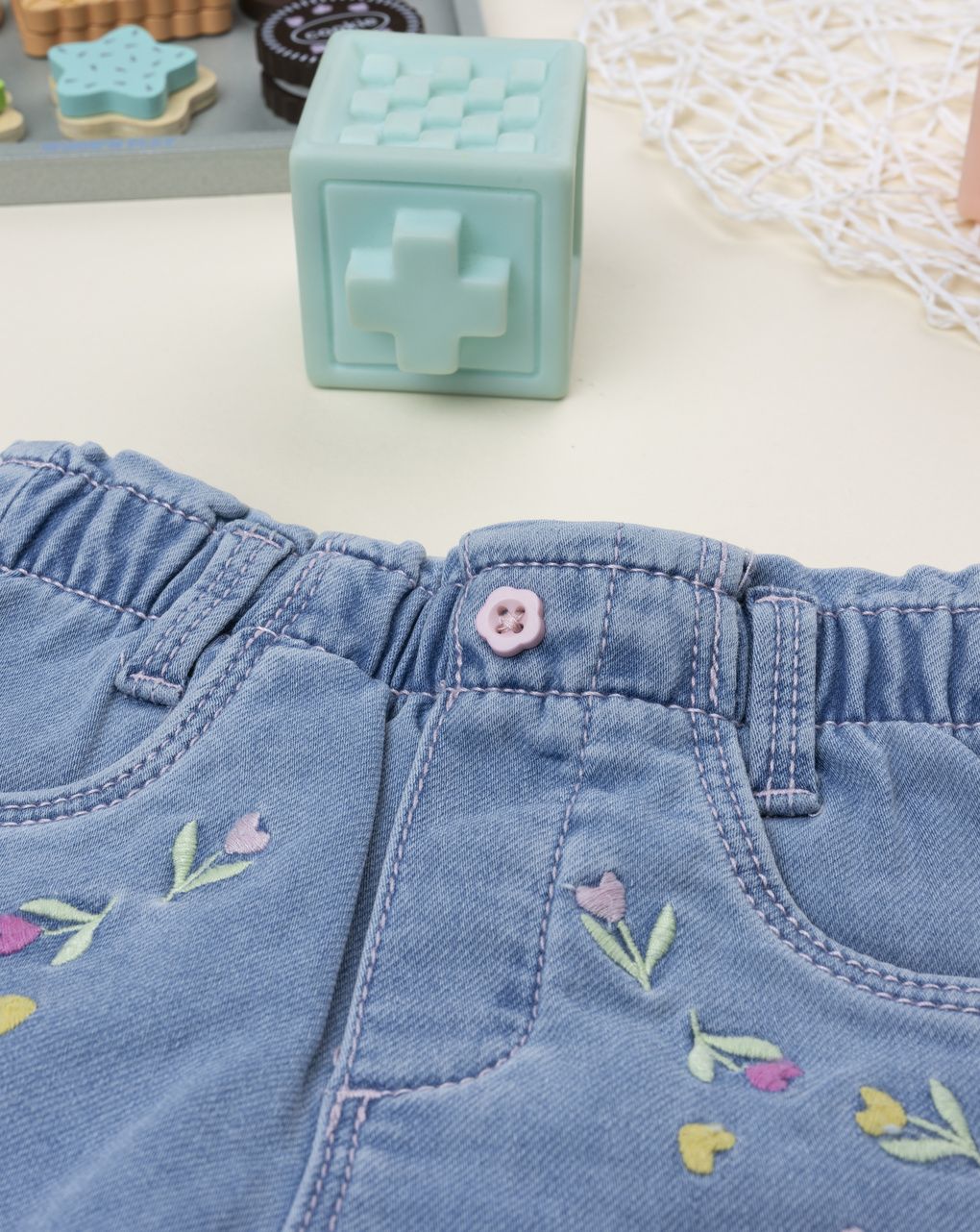 Jeans neonata con ricamo
