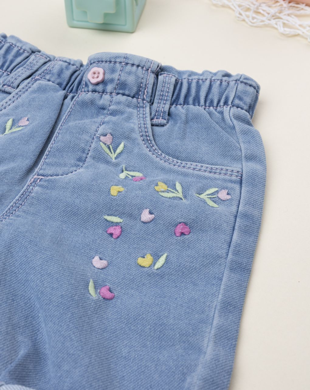 Jeans neonata con ricamo