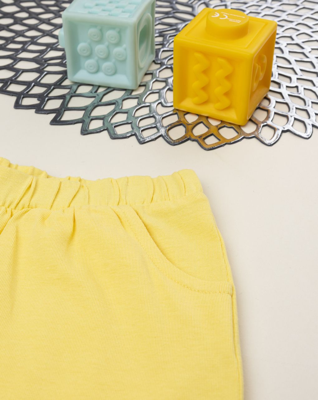 Shorts bimba gialli